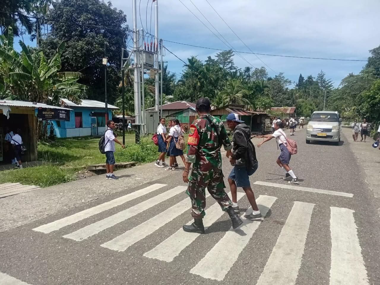 Sigap, Babinsa Serui Amankan Penyeberangan Pelajar di Yapen