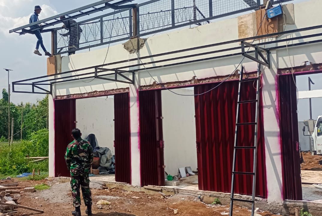 Babinsa Koramil Nguntoronadi Kawal Pembangunan KDKMP Desa Gebang