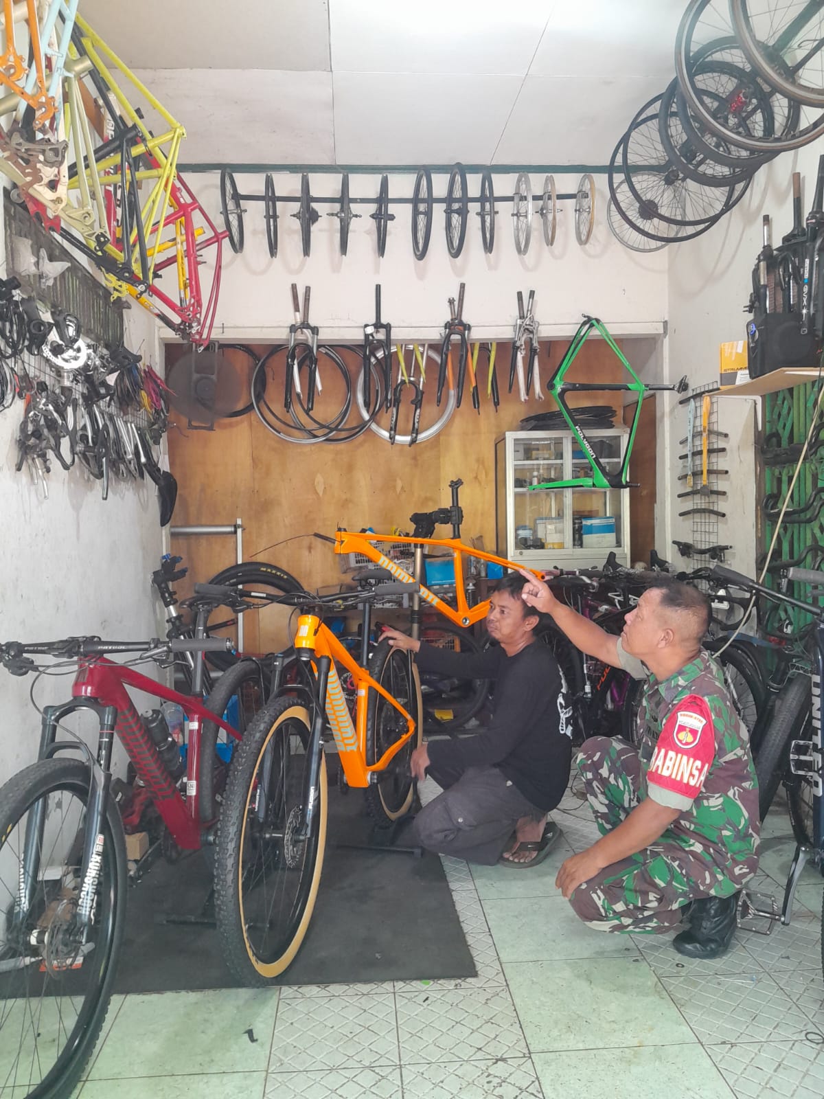 Implementasikan  Bintahwil, Babinsa Joyoyakan Motivasi Pelaku UMKM Pedagang Sepeda